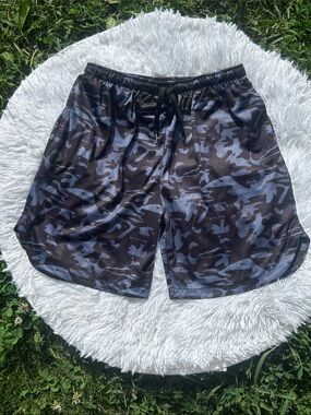 ZYIA Active Men's Black and Blue Camo Pocket Athletic Shorts
Size Medium